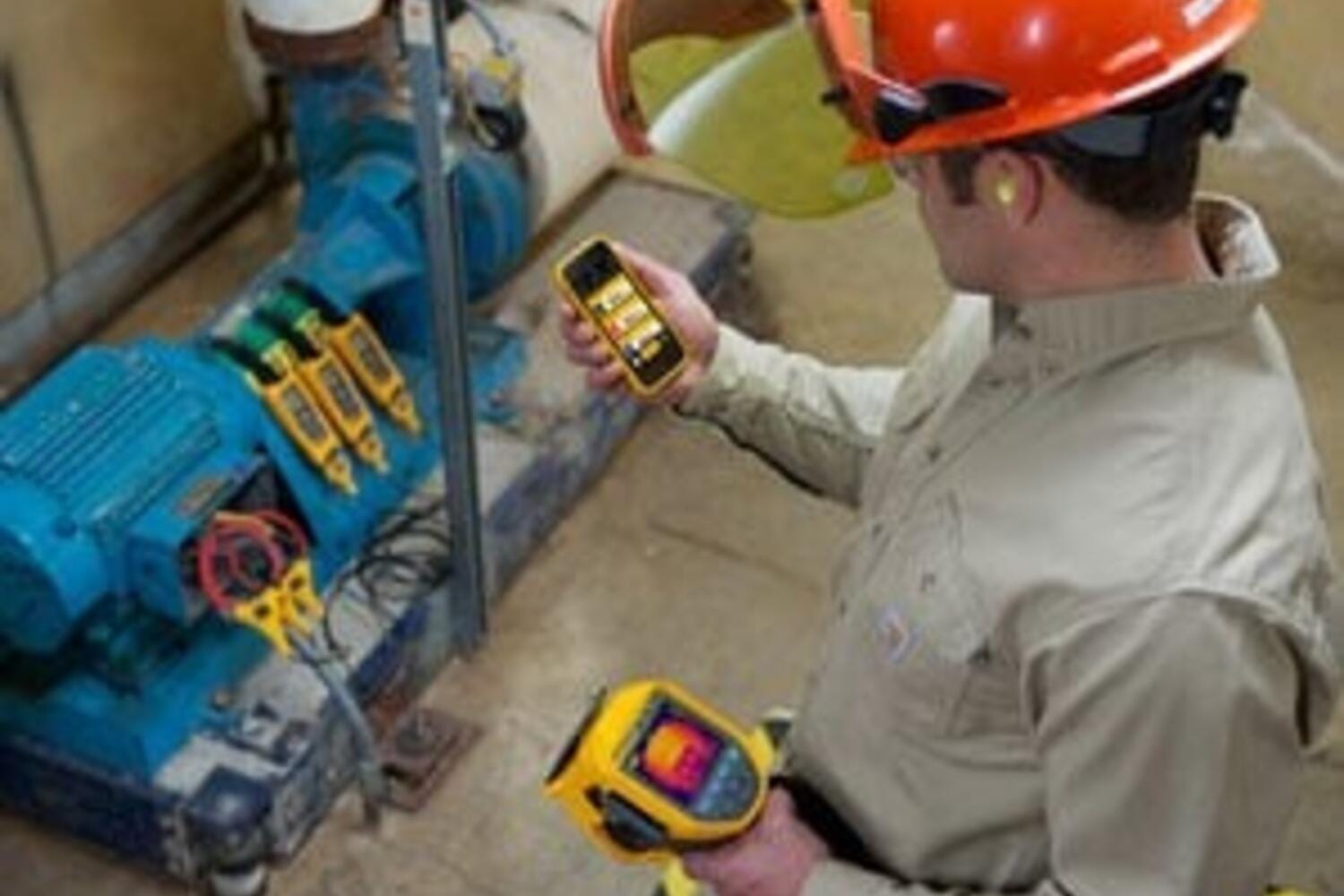 Technician reviewing measurements from Fluke Connect® tools on smartphone
